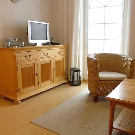 Fritz-re Uter-strasse Sonnenuhr * زنغست